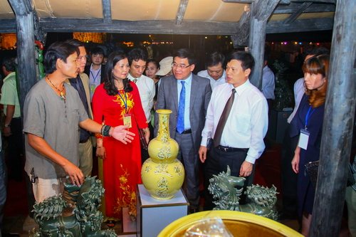 Các đại biểu tham quan gian hàng gốm sứ Bát Tràng
